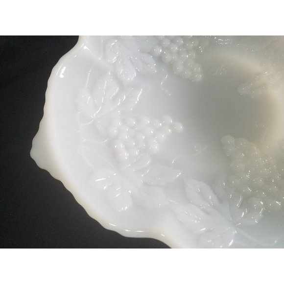 Vintage White Milk Glass Fruit Bowl Scalloped Edge Grape Vine Footed  10" large - Picture 4 of 6